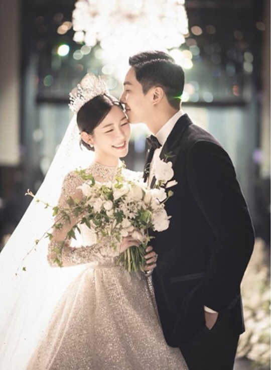 "드레스만 세벌·수제 티아라"..'이승기♥' 이다인, 세상 가장 화려한 …