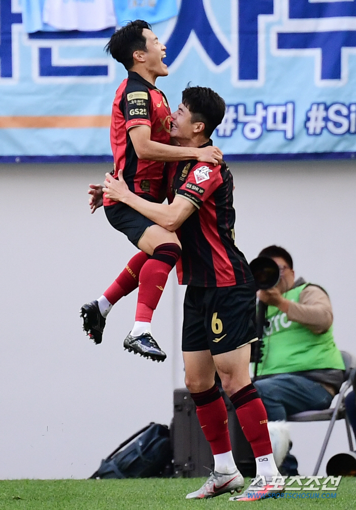 [K리그1 현장리뷰]'IM HERO' 임영웅 '절친' 황의조 깨웠다 10…