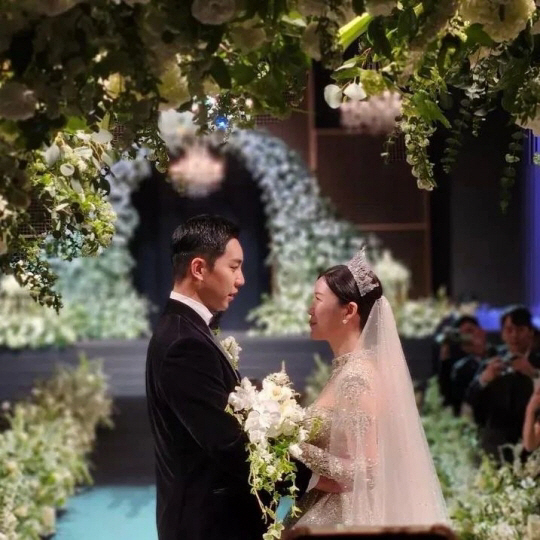 이유비가 이승기♥이다인 민폐하객? '올핑크 하객룩'에 의견 분분 [SC이…