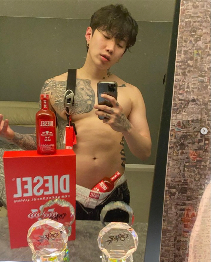 박재범, 팬티에 소주 꽂은 '파격' 셀프 홍보…섹시한 대표님 스케일