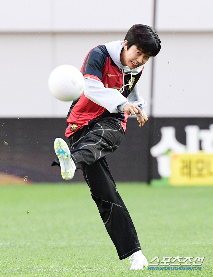 [종합] 임영웅, 완벽한 축구 히어로…대포알 시축+축구화 댄스→최다관중·…