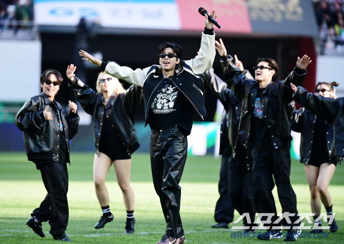 [종합] 임영웅, 완벽한 축구 히어로…대포알 시축+축구화 댄스→최다관중·…