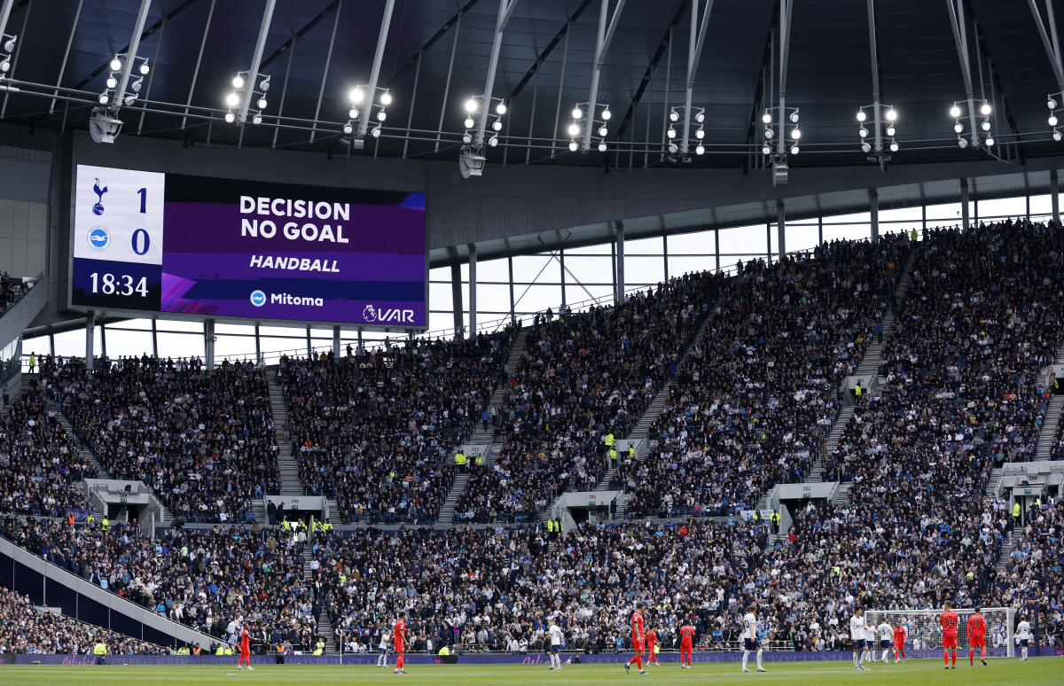 "亞 최초 글로벌 슈퍼스타" 100호골 향한 찬사, 울먹인 SON…고개숙…