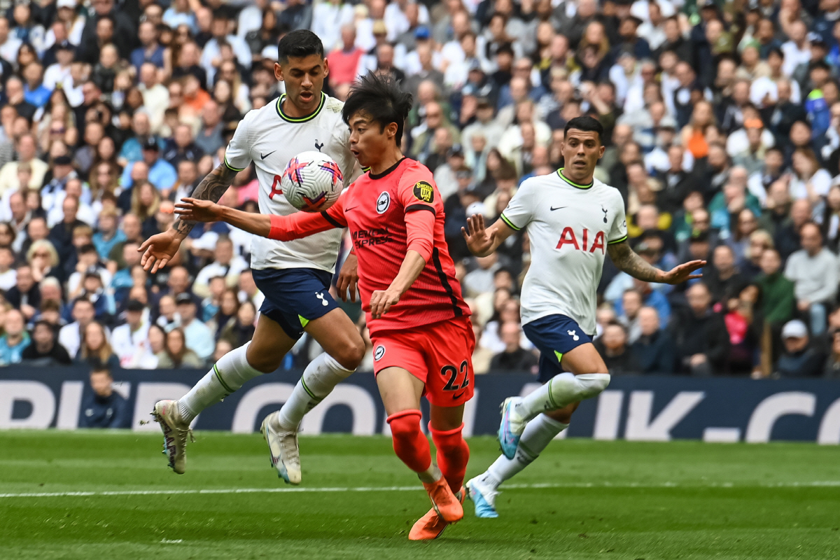 "亞 최초 글로벌 슈퍼스타" 100호골 향한 찬사, 울먹인 SON…고개숙…