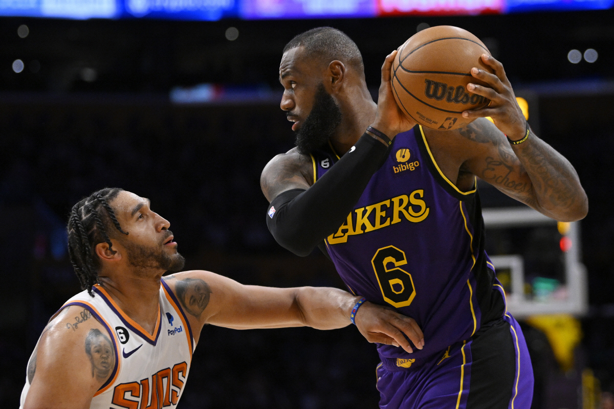 1경기만 남긴 NBA 순위. 깔끔한 동부, 혼란 그 자체 서부. 커리의 …