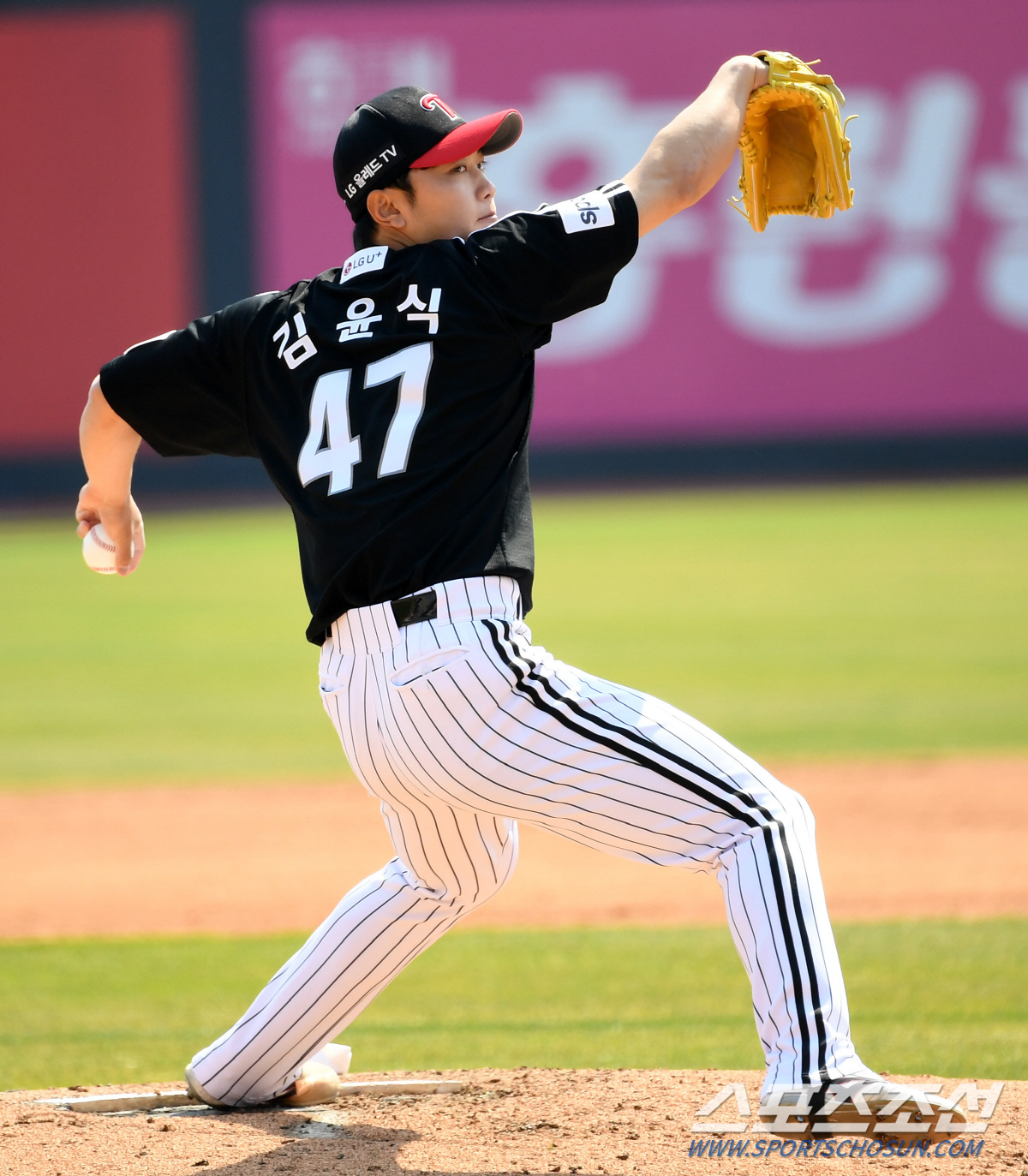 "한달간 빼려고 했는데…" 위기탈출 김윤식, 까다로운 사령탑 만족시켰다 …