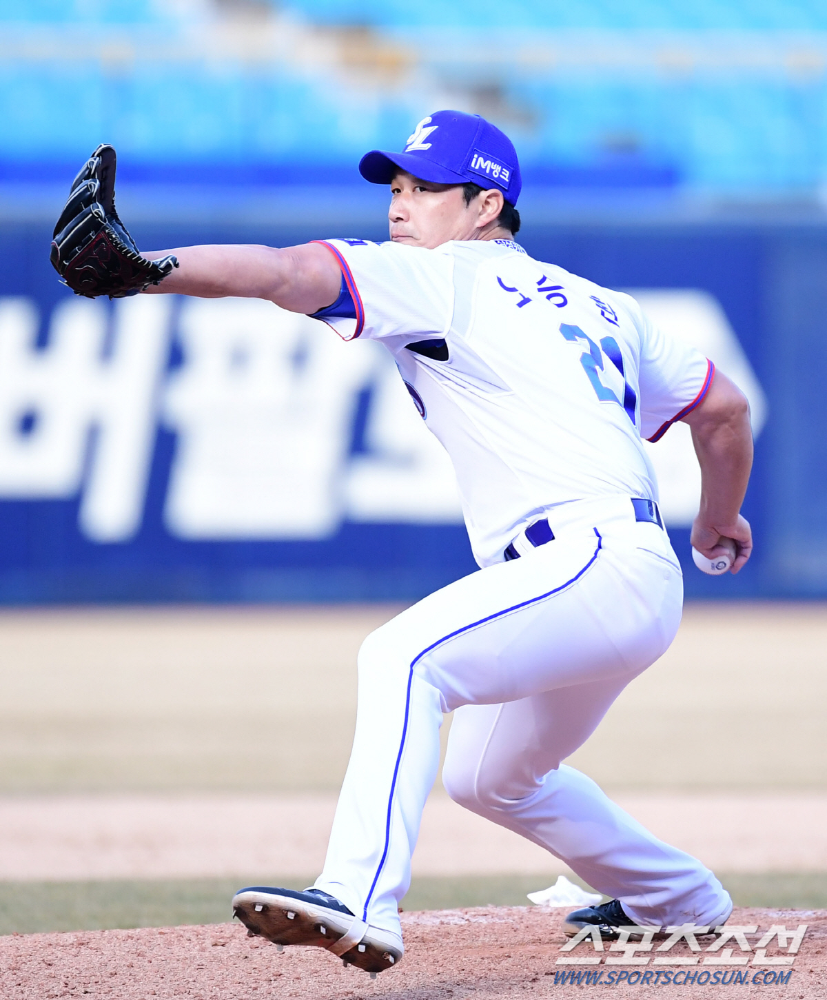 "시퍼렇게 멍이…" 투혼의 오승환→온몸 던진 강민호→8이닝 110구 역투…