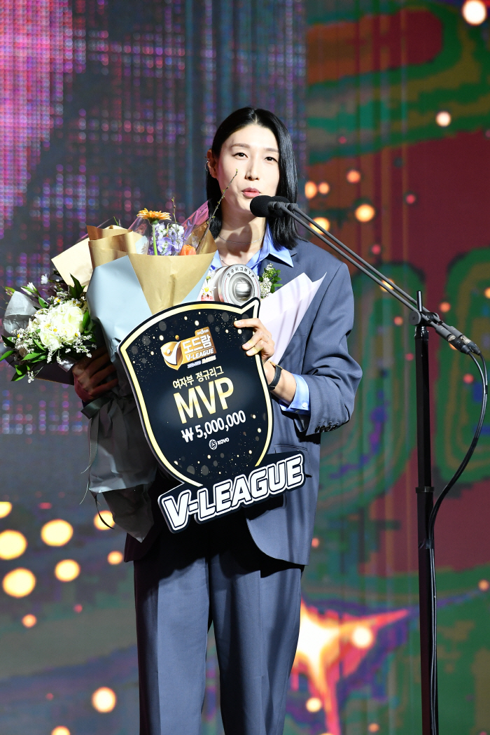 '개인 5번째 MVP' 김연경, 다음 시즌도 현역? "고민 중…잘 적응하…