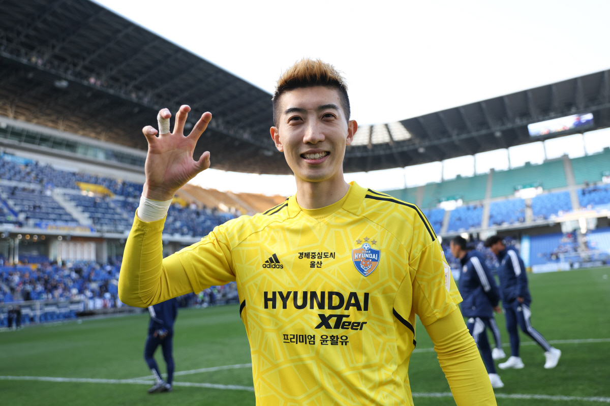 '6전 전승→7부 신화 루빅손 멀티골' 그럼에도 홍명보 감독이 웃을 수 …