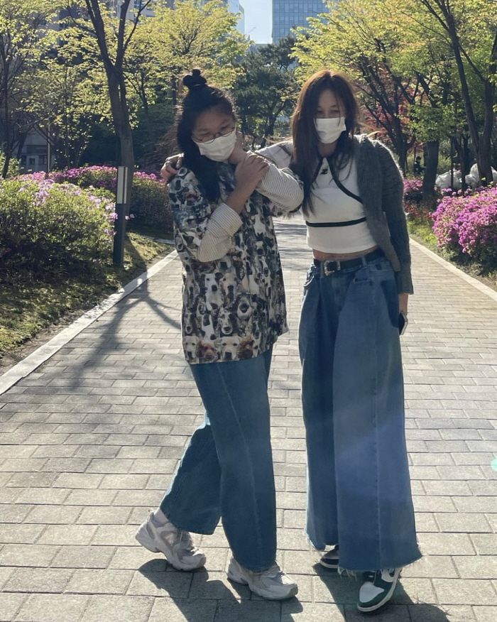 윤혜진♥엄태웅 11살 딸 지온, 170cm 母 보다 큰 키?..모델 같아