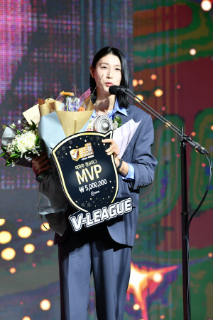 '만장일치 MVP' 김연경, 다음 시즌도 현역? 