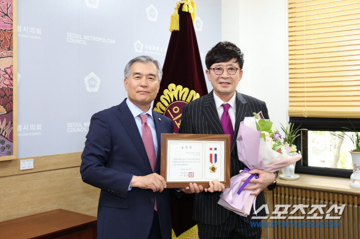 '가수 겸 배우' 이부영, 서울시의회 의장 표창장 수상…"더욱 열심히 일…