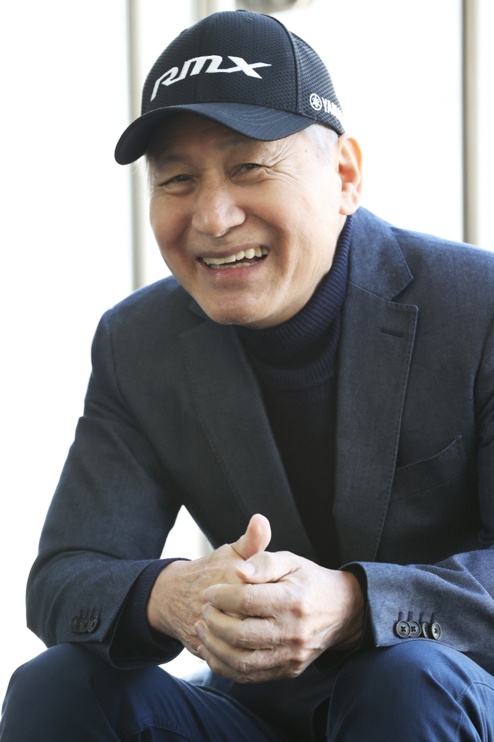 '혈액암 투병中' 안성기, 영화 애정 식지 않았다..후배 윤시윤과 함께 …