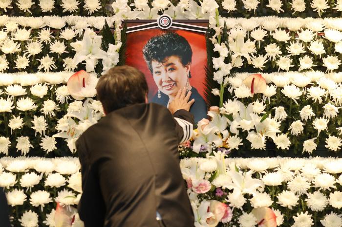 [종합] "故송해 사회로 70주년 콘서트"…현미, 천국 무대로 떠난 '영…