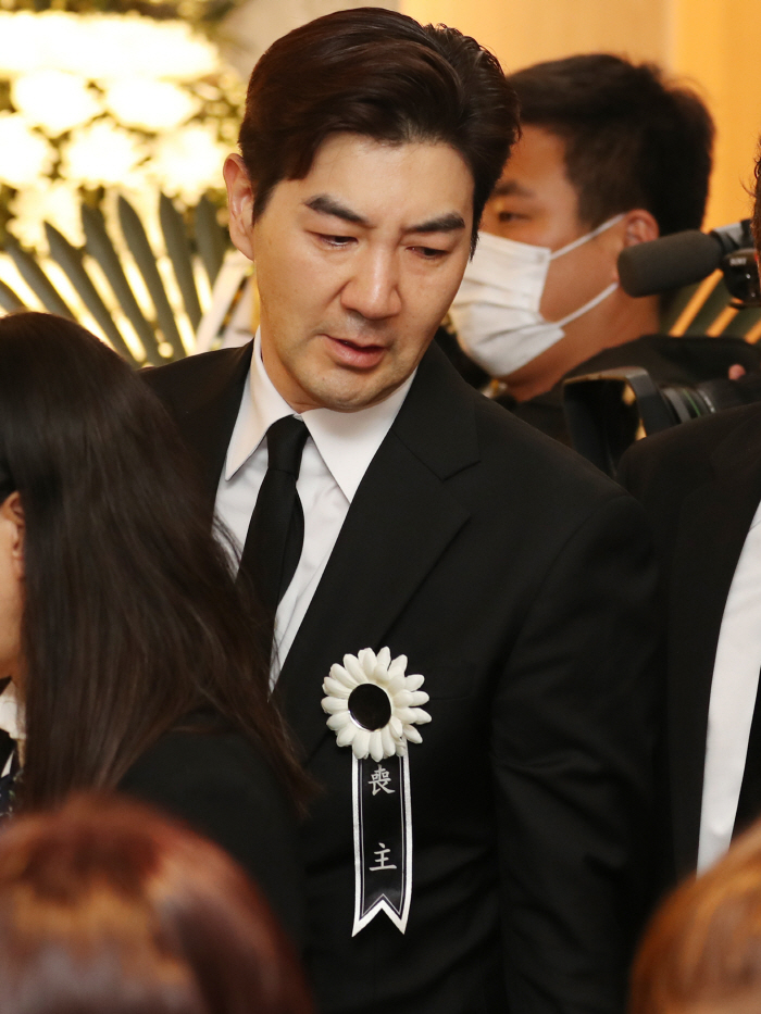 [종합] "故송해 사회로 70주년 콘서트"…현미, 천국 무대로 떠난 '영…