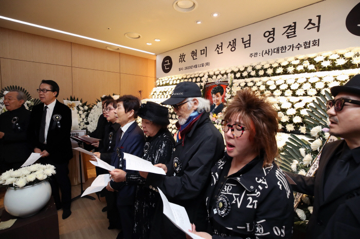 [종합] "故송해 사회로 70주년 콘서트"…현미, 천국 무대로 떠난 '영…