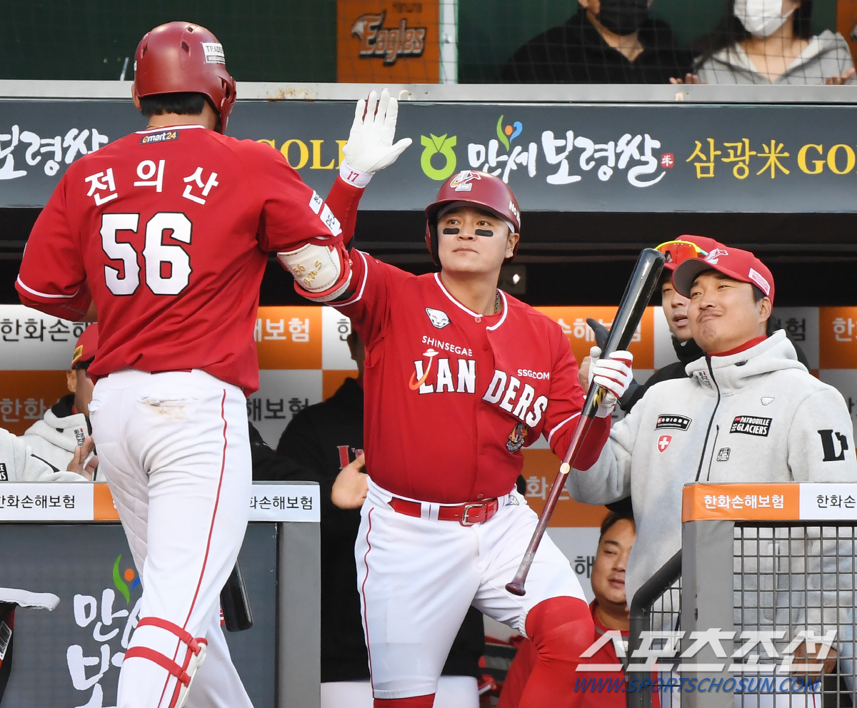 최지훈 공-수 맹활약, SSG 파죽의 5연승 선두질주, 삼성 3G 연속 …