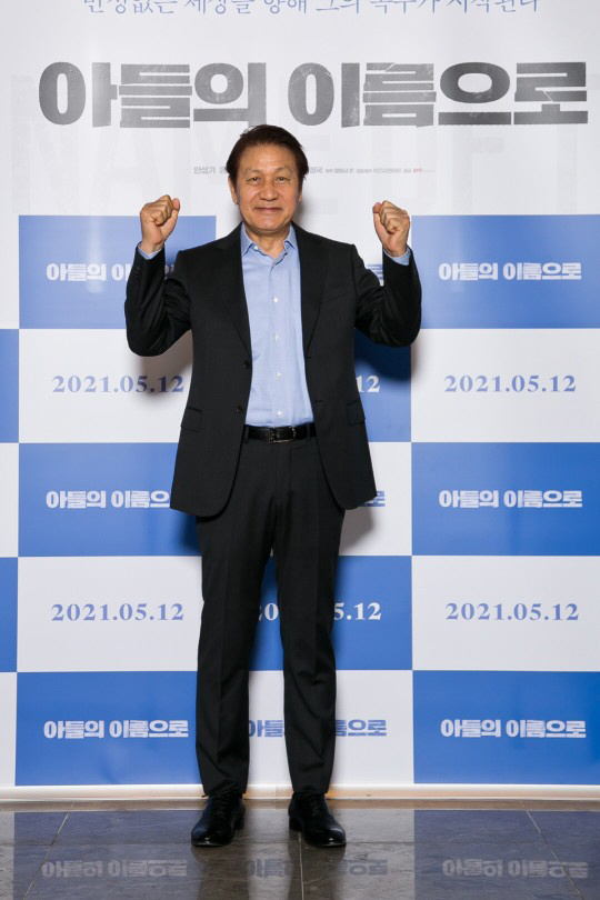 '혈액암 투병' 안성기, 극장서 포착…윤시윤과 영화 '탄생' 관람