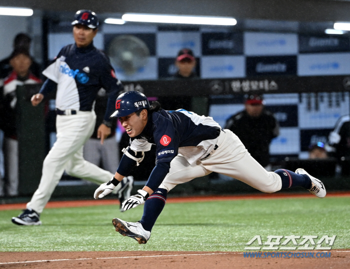 '안치홍 결승타' 19안타+6실책 주고받은 빗속 혈투…롯데, LG 4연승…