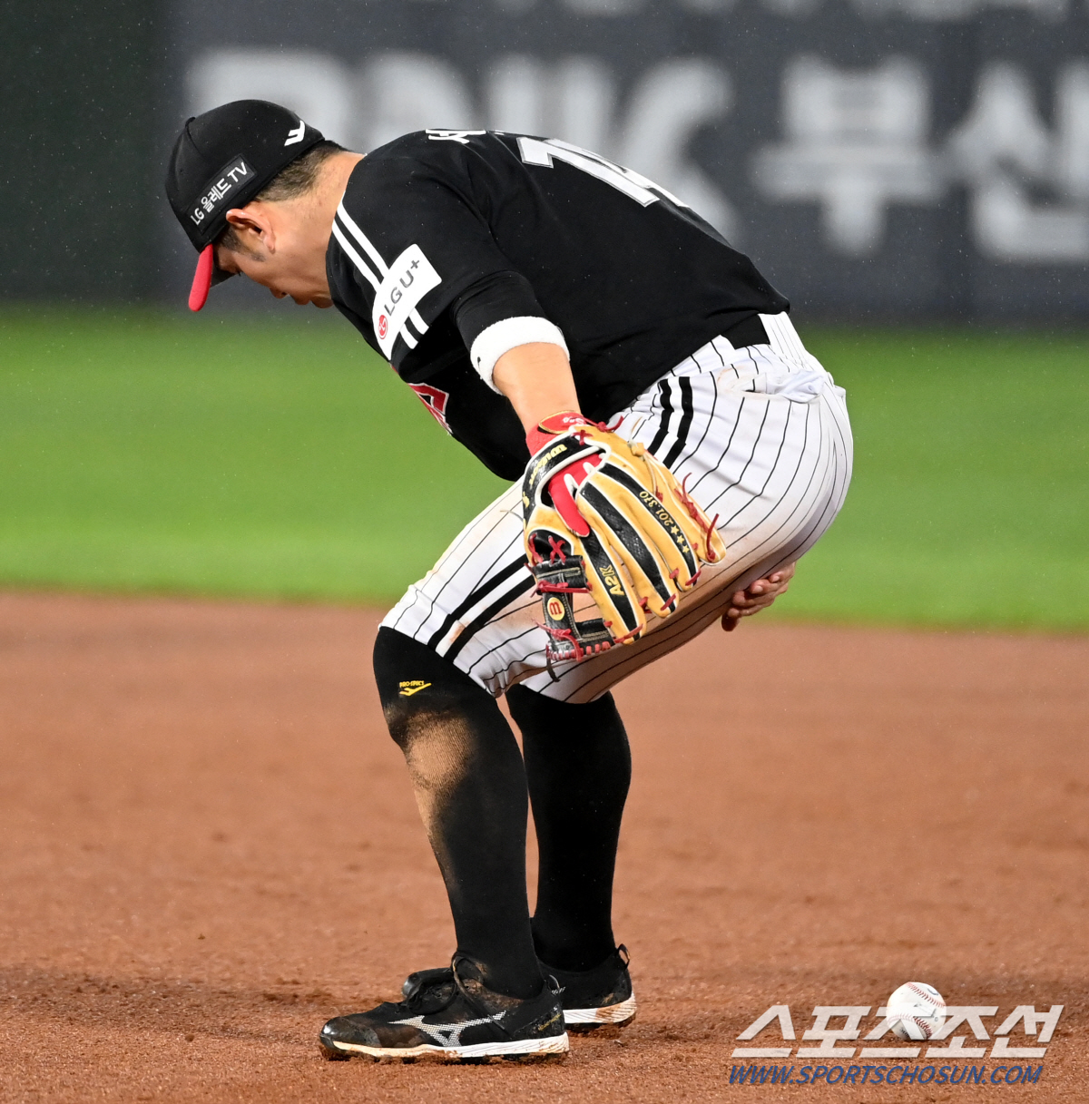 '안치홍 결승타' 19안타+6실책 주고받은 빗속 혈투…롯데, LG 4연승…