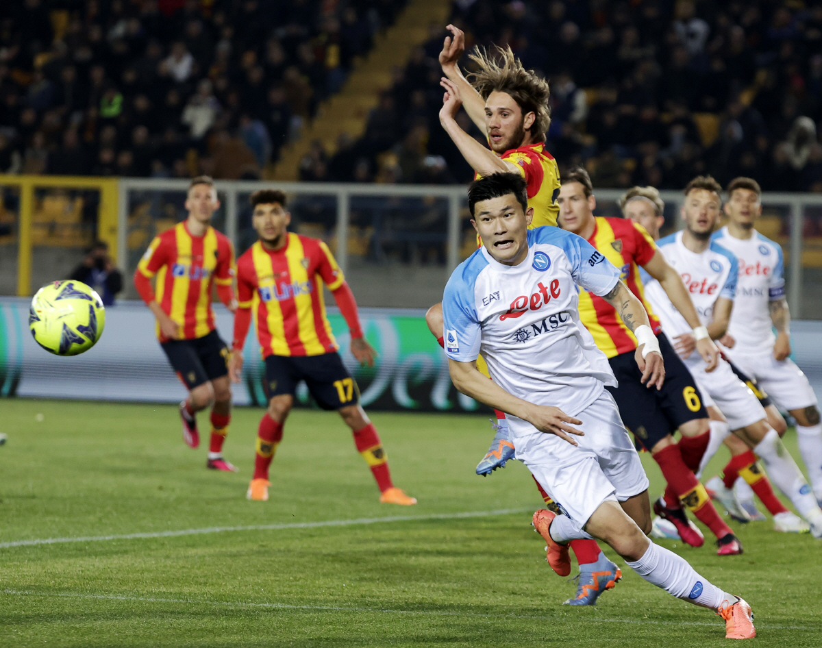 UEFA도 주목한 '월클' 김민재의 겸손한 속내 "유럽 최고 수비수? 팀…