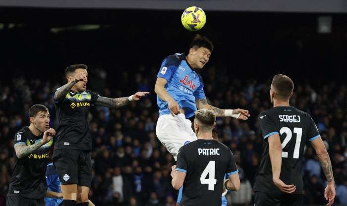 UEFA도 주목한 '월클' 김민재의 겸손한 속내 "유럽 최고 수비수? 팀…