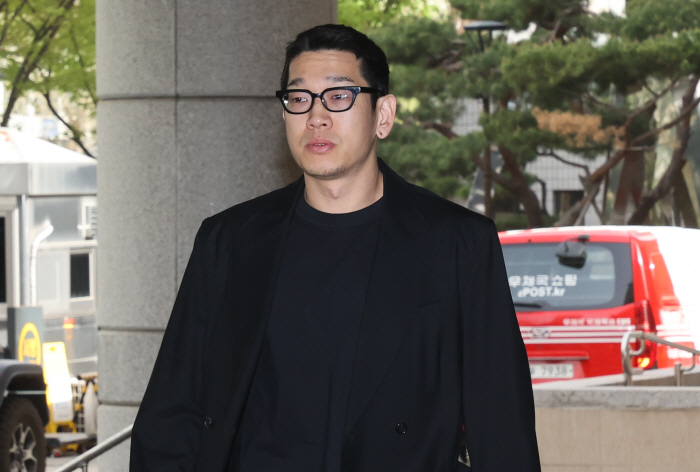 '불법 촬영' 뱃사공, 징역 1년 선고…법정 구속