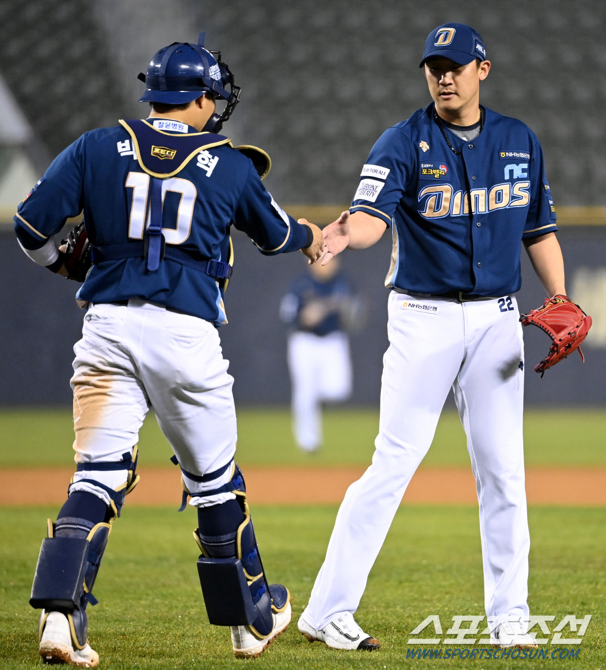 투-타 외인 둘이나 빠졌는데…, 방어율 1위, 홈런 1위, 타율 2위에 …