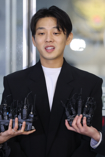 유아인 측 "클럽서 마약? 졸피뎀 과다 투약? '카더라' 보도 법적대응할…