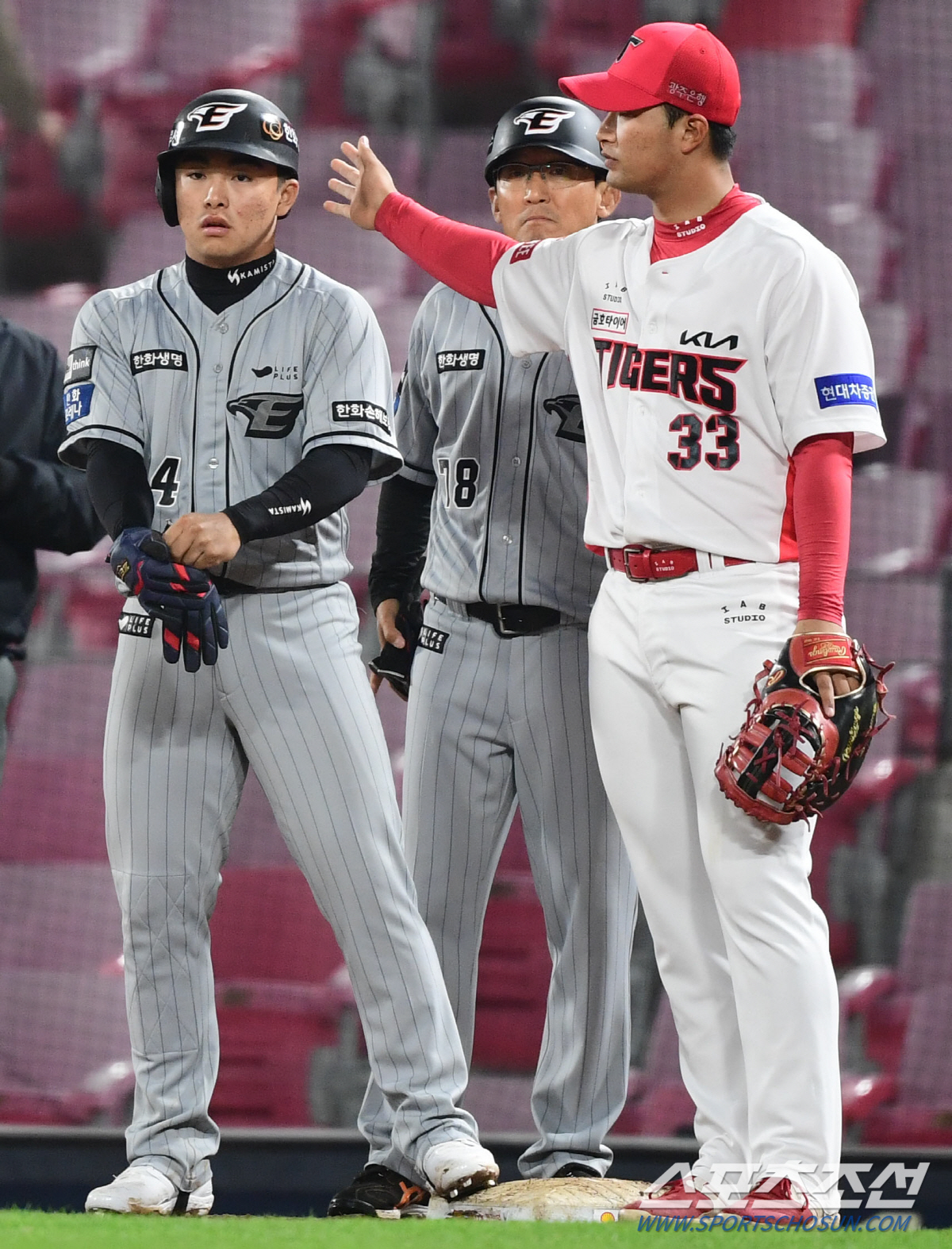 [광주현장]주자 문현빈의 공격적인 리드 동작, 수베로 한화 감독 "왜 문…