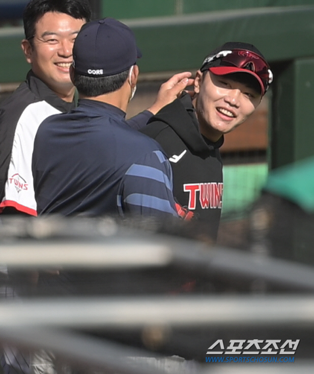 '이렇게 훈훈해도 되나요?' 정우영 꼭 끌어안은 유강남, 얼굴만 봐도 좋…