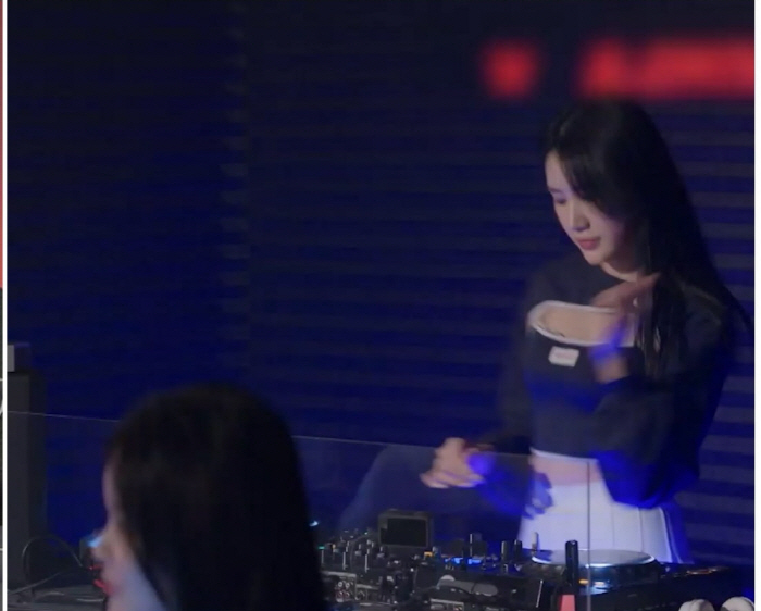 女神미모 DJ 조나윤, 동거男 반대로 일 포기…"너 밥하고 산다며? 제정…