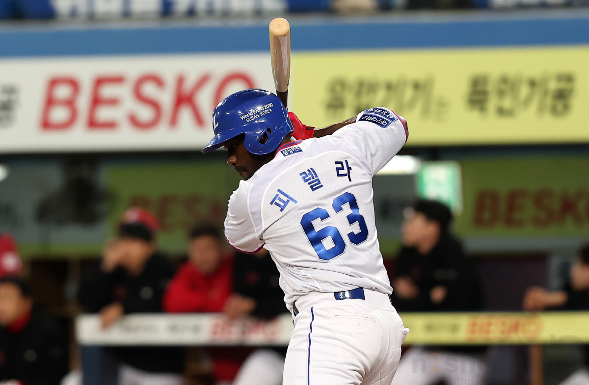 '감독 던지고, 피렐라 치고…' 미세먼지 속 밤을 잊은 삼성 타자들..6…