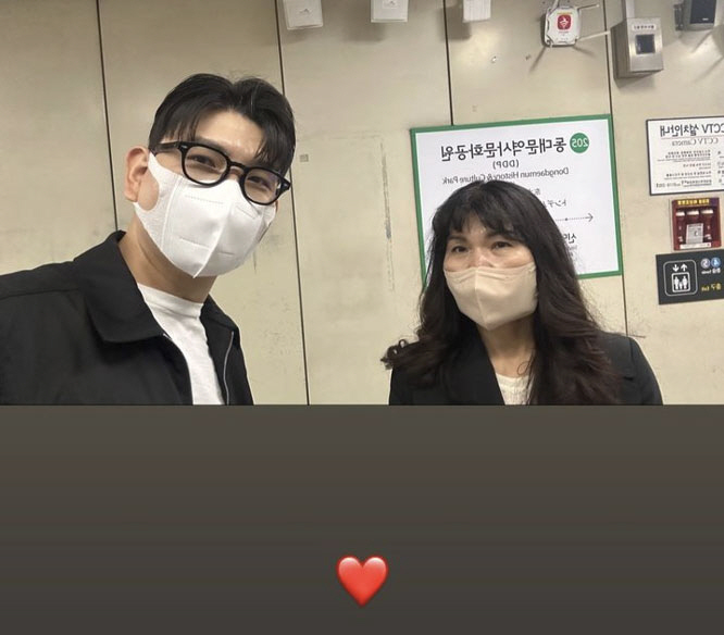 누가 제이쓴이지?...커플룩+데이트 중인 母子의 '복붙 비주얼'