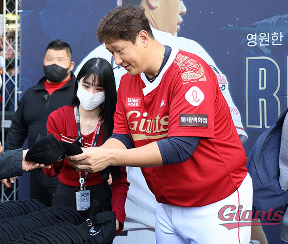 '이대호 은퇴식 총지휘→부산갈매기 부활' 野心에 불지른 주인공을 만나다 …