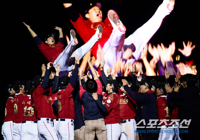 '이대호 은퇴식 총지휘→부산갈매기 부활' 野心에 불지른 주인공을 만나다 …