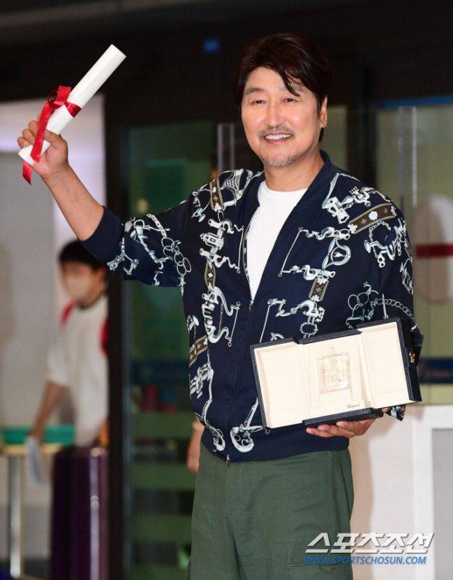 [공식] '韓배우 최다 칸 초청 신기록' 송강호 "김지운 감독과 이후 1…