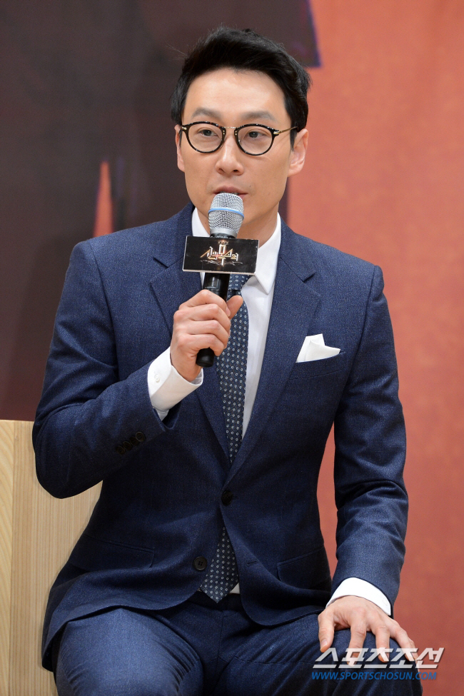 큐브엔터 "'활동중단' 이휘재와 전속 계약 만료...캐나다 거주 여부 몰…