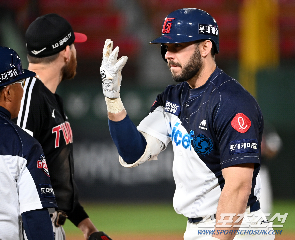 롯데, LG 잡고 올해 첫 위닝시리즈…'4회 빅이닝+고승민 3타점' 엘롯…