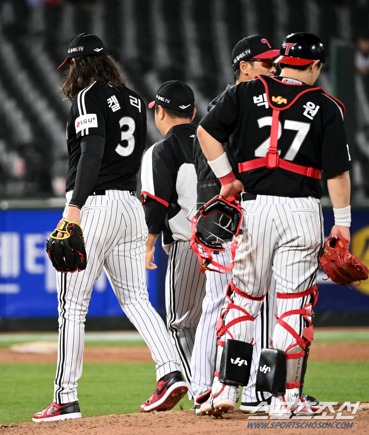 '8실점 4자책→ERA 6.11' 장발에이스의 눈물…94구 투혼 빛바랜 …