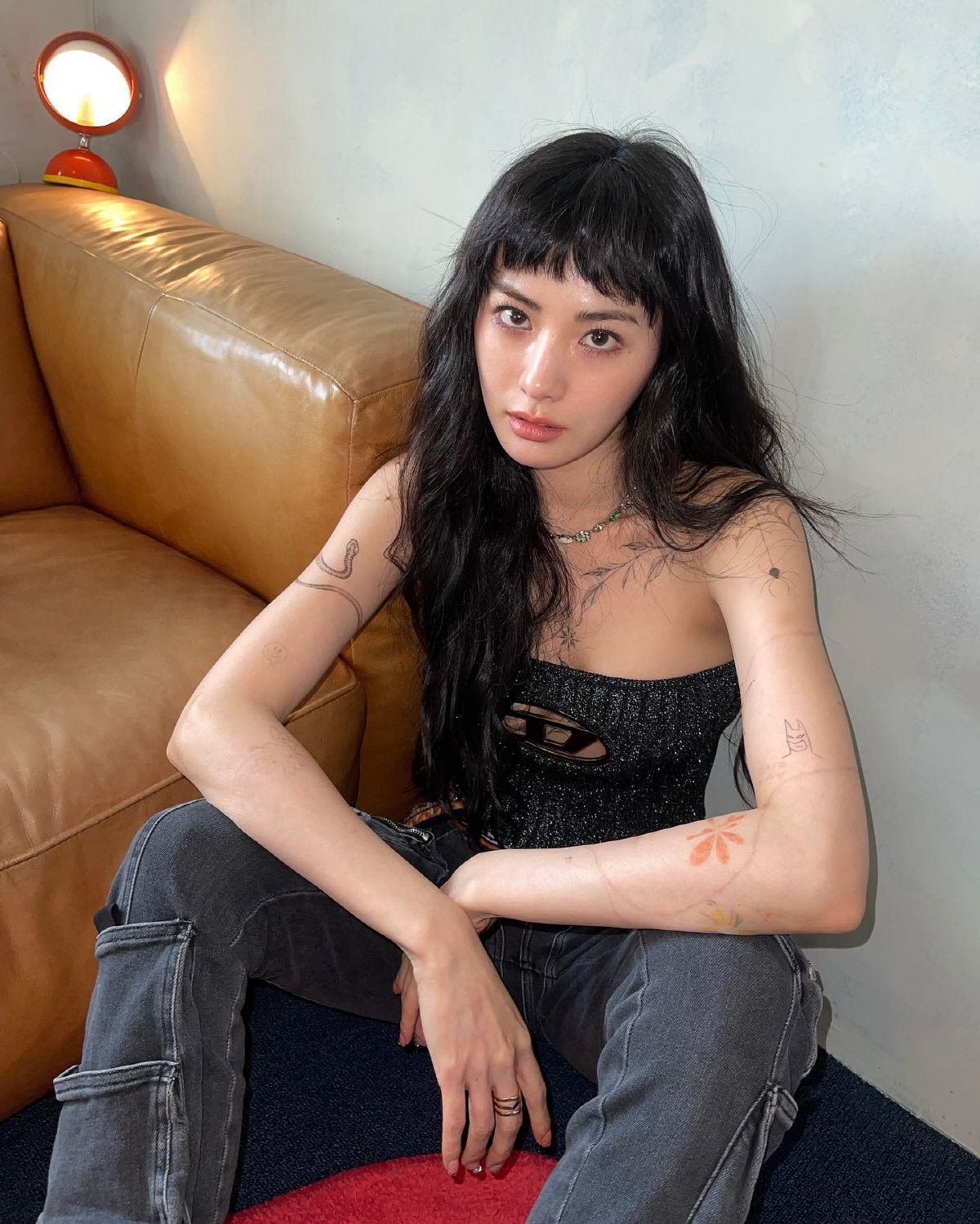 "내가 하고 싶어서 한 것"…'전신 타투' 나나, 오프숄더 의상에 퇴폐미…