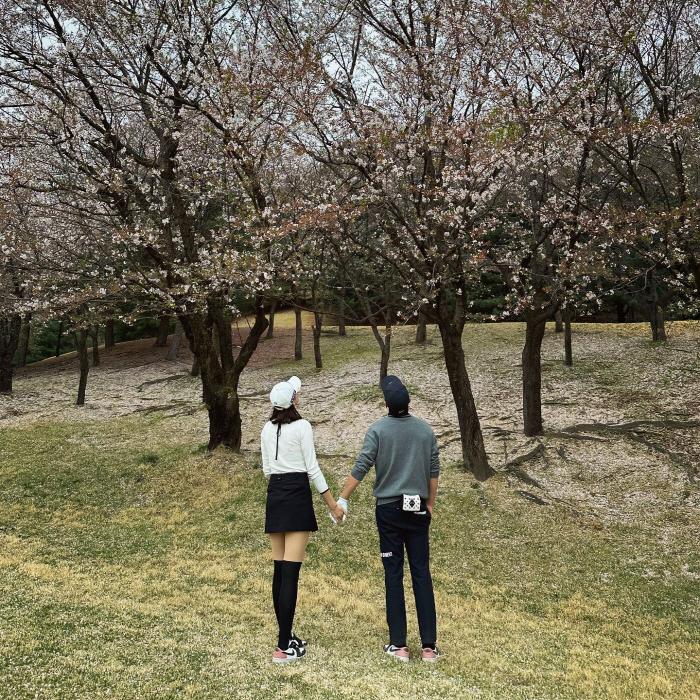 차예련♥주상욱, 손 꼭 잡고 벚꽃 데이트...결혼 7년 차 부부의 달달함