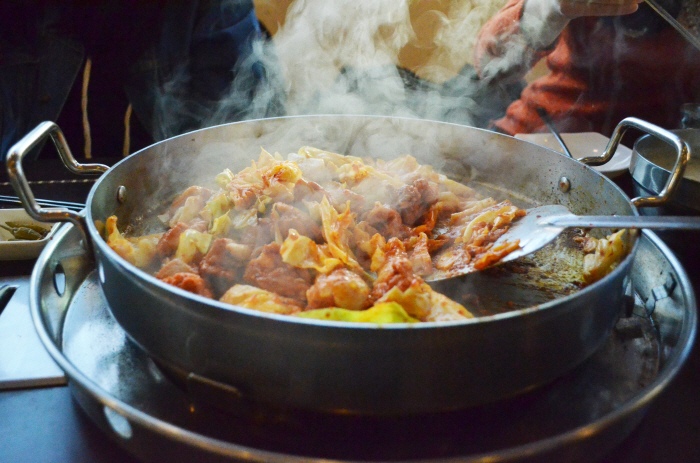 "학생도 아닌데"…부장님 진급 턱으로 '닭갈비 무한리필' 회식