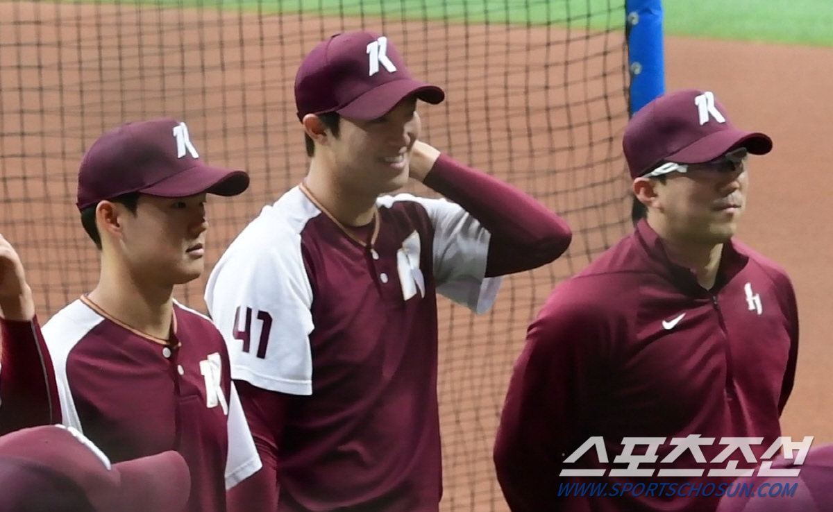 '칭찬 앞에서는 수줍은 소년 미소' 159.8 강속구 투수 안우진 [고척…