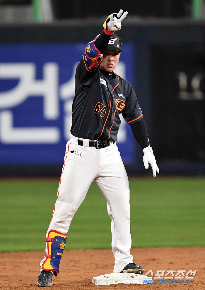 "현빈이 뭐야!" 19살 앳된 얼굴 신인 문현빈..프로 데뷔 첫 타점을 …