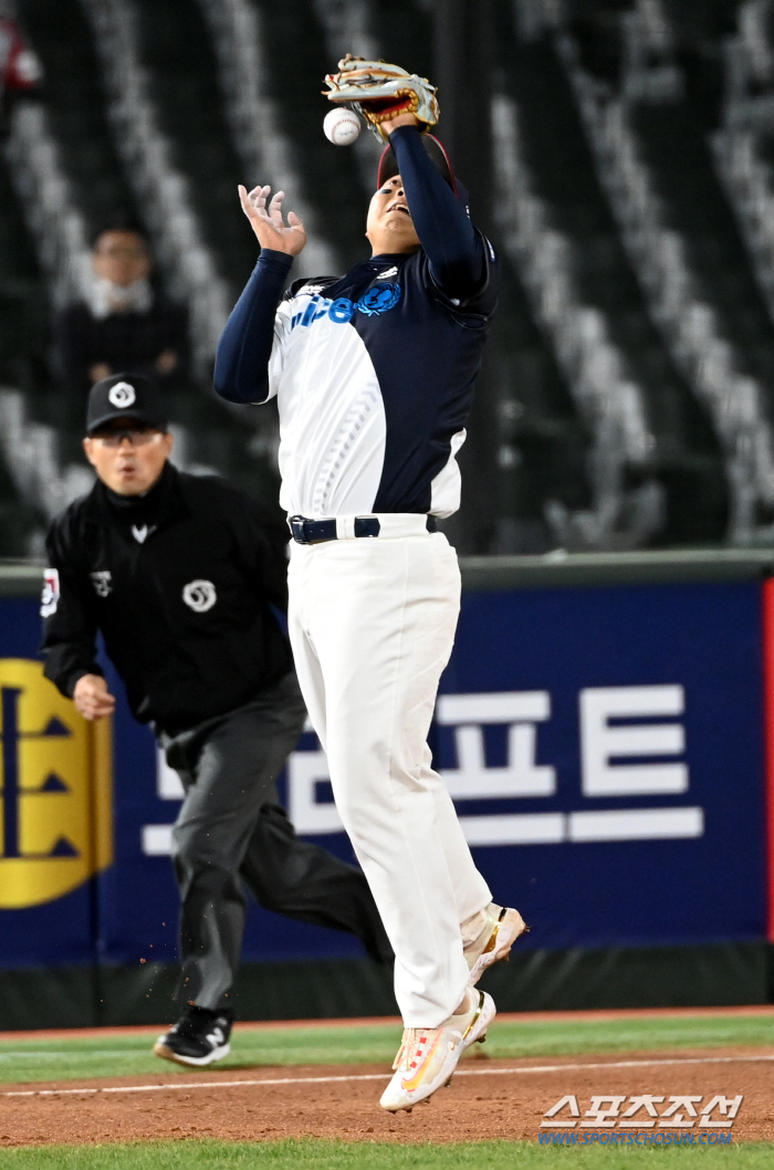 '고의낙구? 라이트에 가려 놓친 실수?' 리틀 이대호의 아찔했던 병살플레…