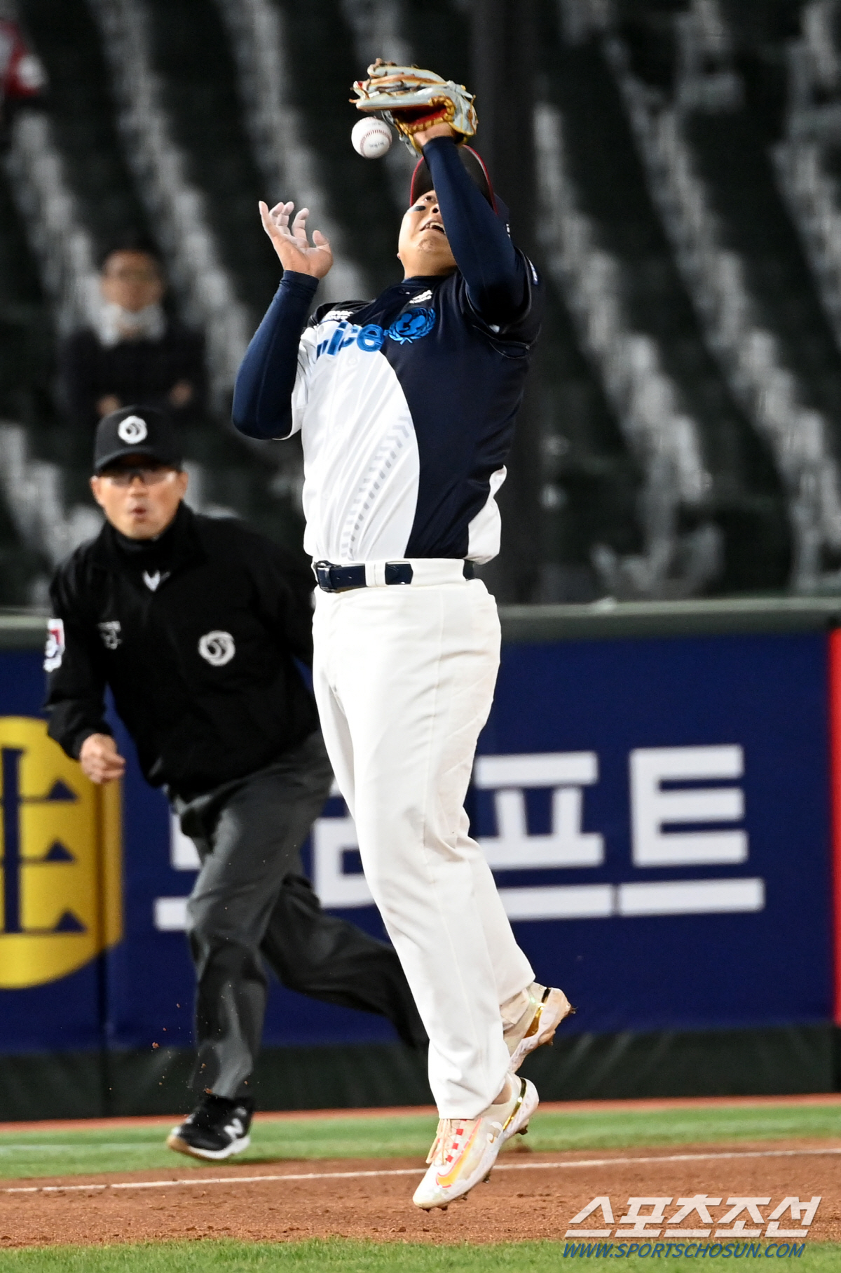 '고의낙구? 라이트에 가려 놓친 실수?' 리틀 이대호의 아찔했던 병살플레…