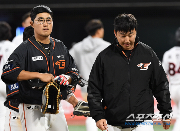 '4번 타자가 저렇게 잘 치는데도 못 이기네’ 연장 12회 4시간 56분…