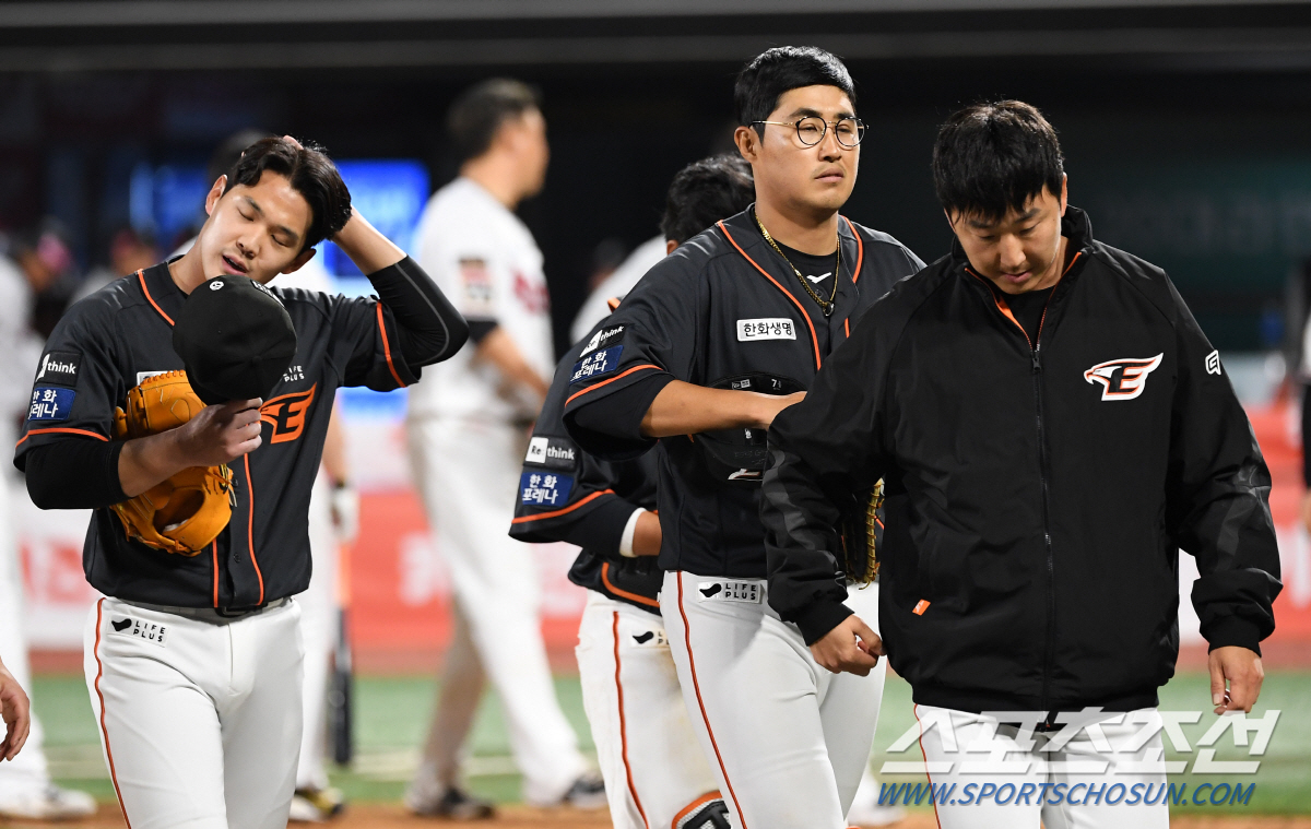 '4번 타자가 저렇게 잘 치는데도 못 이기네’ 연장 12회 4시간 56분…