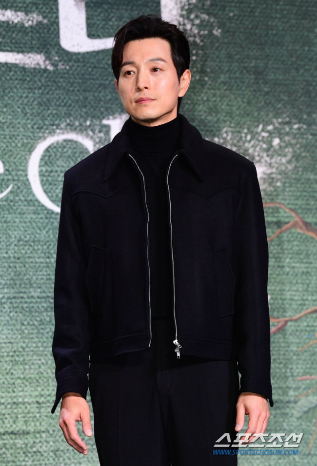 [단독] '더 글로리' 정성일, 이정재·송강호 어깨 나란히..'뉴스룸' …